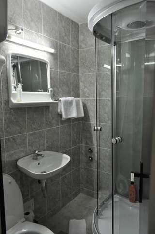 Отель Hotel Komovi Андриевица Бюджетный двухместный номер с 2 отдельными кроватями-4